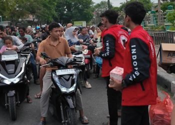 Benteng Muda Indonesia Pidie Bagikan 1.000 Paket Takjil