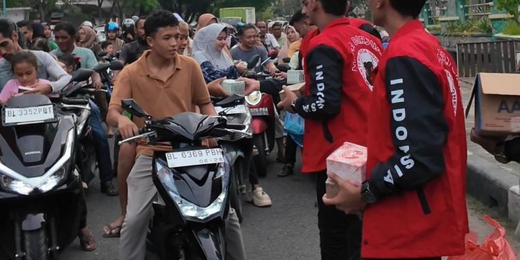 Benteng Muda Indonesia Pidie Bagikan 1.000 Paket Takjil
