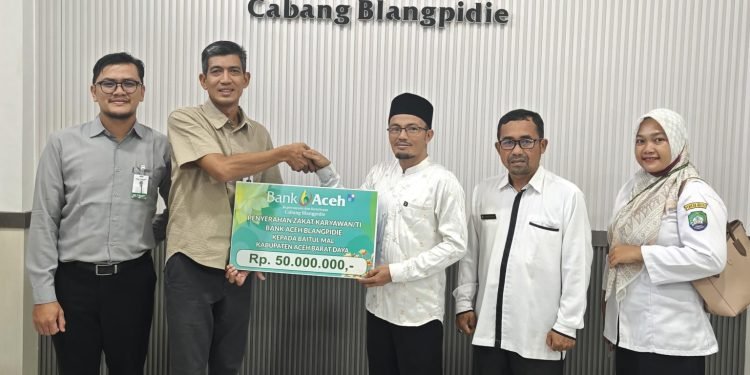Bank Aceh Blangpidie Salurkan Zakat Karyawan ke Baitul Mal Abdya