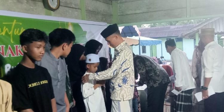 Masyarakat Gampong Alue Pisang Abdya Santuni Puluhan Anak Yatim-piatu