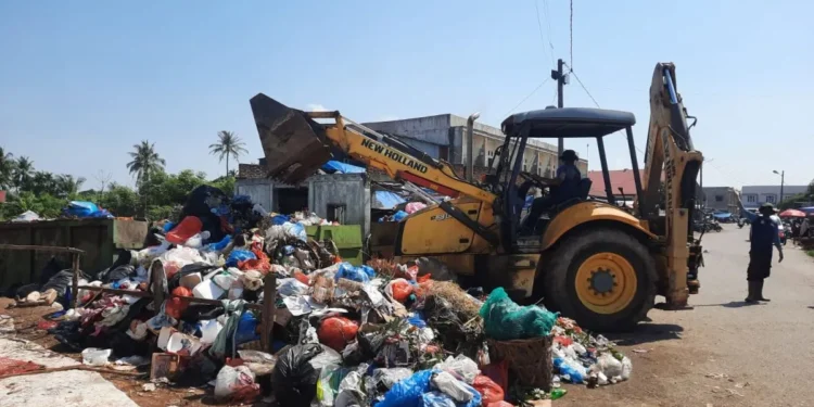 DLH Aceh Besar Kerahkan Armada Penuh Bersihkan Sampah
