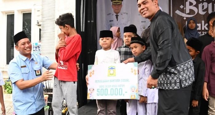 Bupati Aceh Besar Serahkan Santunan untuk 4.800 Anak Yatim