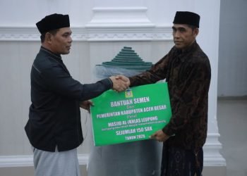 Muharram Idris Serahkan 150 Sak Semen Saat Safari Ramadhan di Leupung