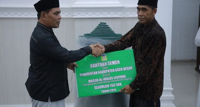Muharram Idris Serahkan 150 Sak Semen Saat Safari Ramadhan di Leupung