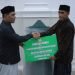 Muharram Idris Serahkan 150 Sak Semen Saat Safari Ramadhan di Leupung