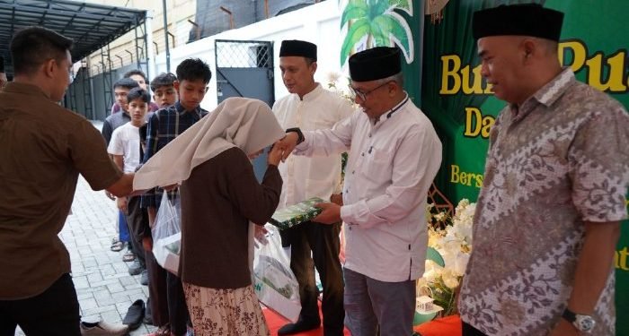 Asisten I Sekda Aceh Besar Bersama Bank Aceh Syariah Jantho Serahkan Santunan Anak Yatim