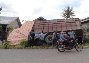 Truk Rem Blong Tabrak 6 Kendaraan dan Tembok Rumah di Bener Meriah