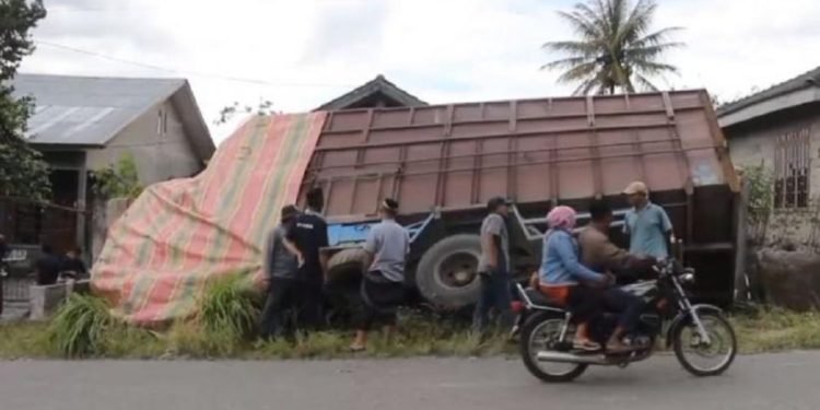 Truk Rem Blong Tabrak 6 Kendaraan dan Tembok Rumah di Bener Meriah