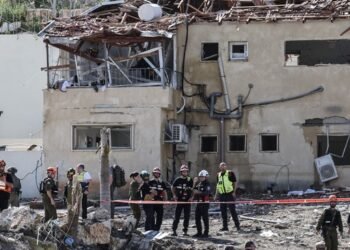 Rudal Iran Serang Desa di Israel, 11 Orang Terluka