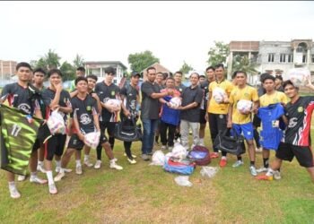 Plt Kadisparpora Aceh Besar Serahkan Perlengkapan Olahraga untuk PSAB