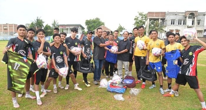 Plt Kadisparpora Aceh Besar Serahkan Perlengkapan Olahraga untuk PSAB