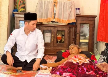 Bupati Tarmizi Jenguk Mantan Kombatan GAM yang Sakit di Arongan Lambalek