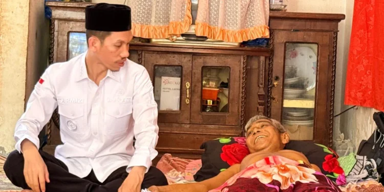 Bupati Tarmizi Jenguk Mantan Kombatan GAM yang Sakit di Arongan Lambalek