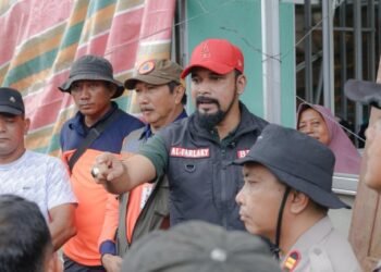 Al-Farlaky Dialog dengan Warga Pelalu, Soroti Lambannya Progres Huntara