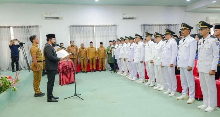 Penyegaran Birokrasi, Bupati Al- Farlaky Lantik 145 Pejabat Administrator dan Pengawas