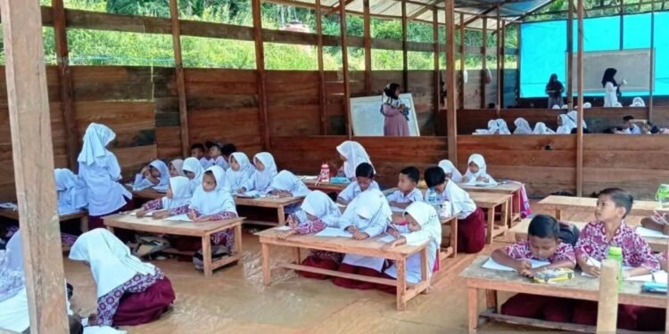 3 Bulan Pascabanjir Bandang, Siswa SD-SMP di Nagan Raya Aceh Masih Belajar di Tenda