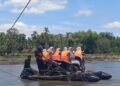 Sejumlah Pelajar di Sawang Aceh Utara Saat Seberangi Sungai dengan Rakit Darurat