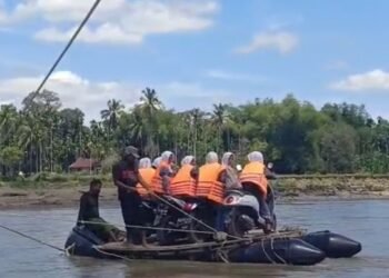Sejumlah Pelajar di Sawang Aceh Utara Jatuh Saat Seberangi Sungai dengan Rakit Darurat