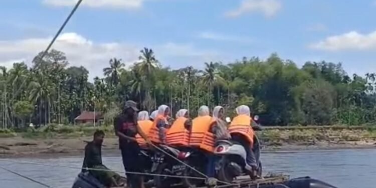 Sejumlah Pelajar di Sawang Aceh Utara Jatuh Saat Seberangi Sungai dengan Rakit Darurat