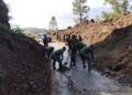 TNI Buka Akses Jalan Tertimbun Longsor di Aceh Tengah