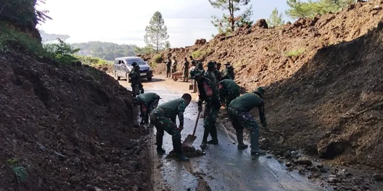 TNI Buka Akses Jalan Tertimbun Longsor di Aceh Tengah