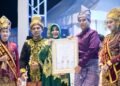 Illiza-Afdhal Serahkan Banda Aceh Colaboration Award kepada 21 Penerima di Malam Resepsi HUT Kota