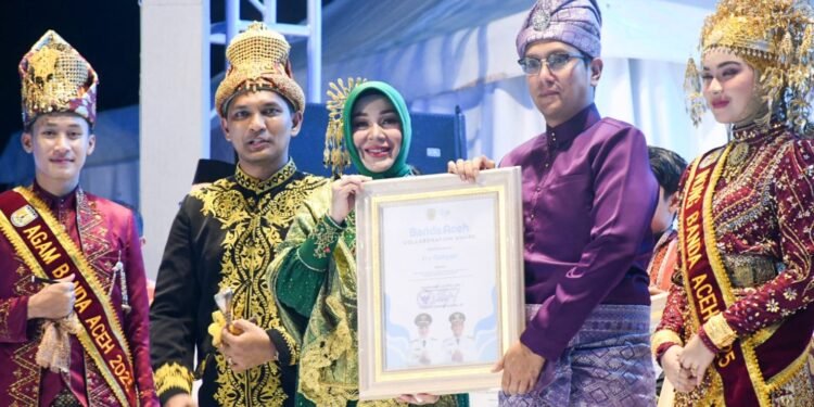 Illiza-Afdhal Serahkan Banda Aceh Colaboration Award kepada 21 Penerima di Malam Resepsi HUT Kota