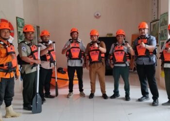 BPBD Banda Aceh Serahkan Pelampung dan Helm Keselamatan untuk Penjaga Pantai