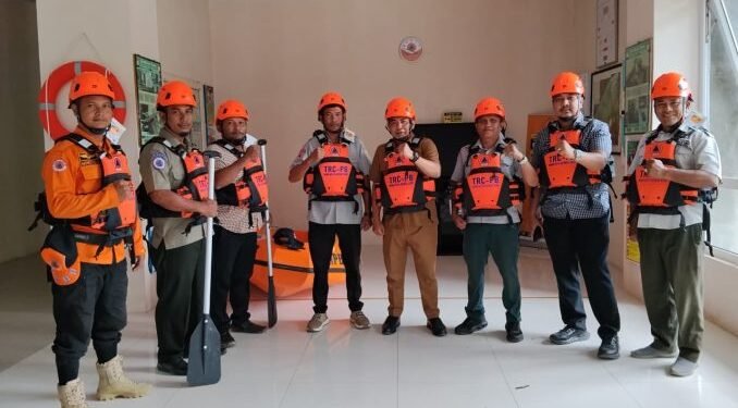 BPBD Banda Aceh Serahkan Pelampung dan Helm Keselamatan untuk Penjaga Pantai