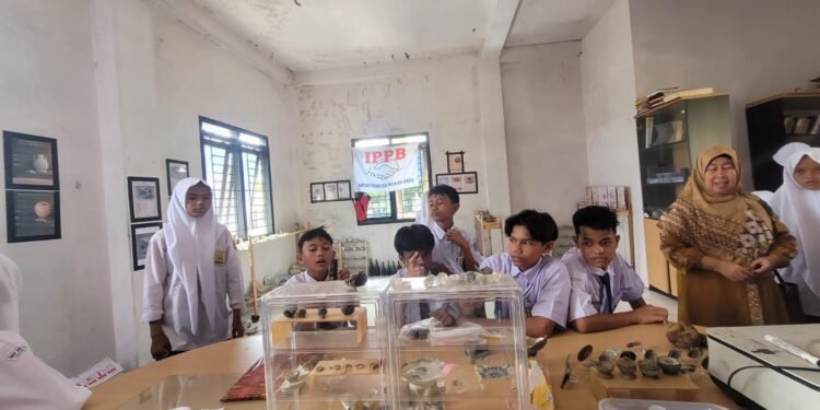 Siswa SMPN 2 Peukan Bada Kunjungi Museum Indrapurwa