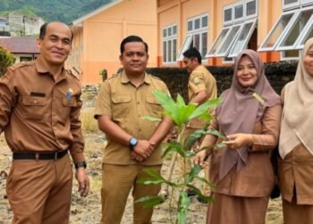 Guru SMAN 1 Samadua Aceh Selatan Tanami Pohon Berbuah