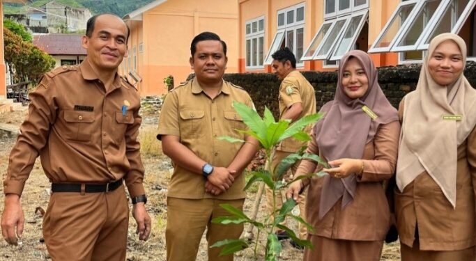 Guru SMAN 1 Samadua Aceh Selatan Tanami Pohon Berbuah