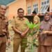 Guru SMAN 1 Samadua Aceh Selatan Tanami Pohon Berbuah