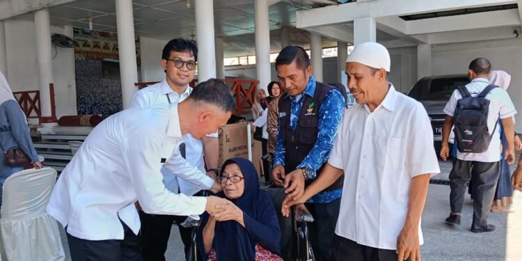 Pemkab Abdya Fasilitasi UPT Darussa’adah Kemensos Aceh Salurkan Korsi Roda