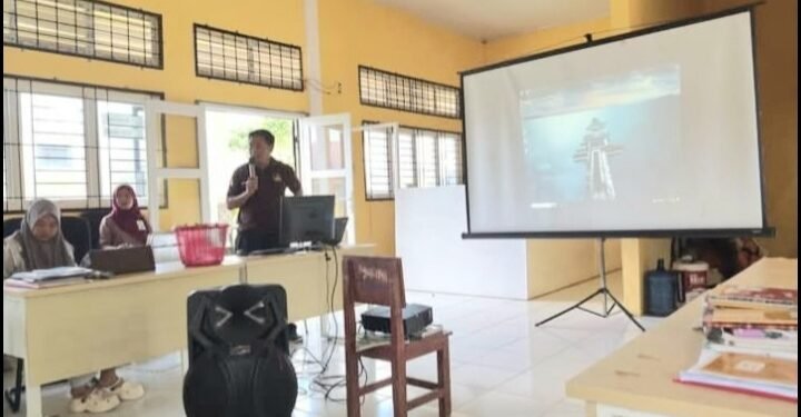 Guru SMAN 1 PBB Membuat Kretivitas QR, Ketua PC PGRI PBB Berikan Apresiasi