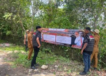 Polres Pidie Jaya Gencarkan Edukasi Karhutla, Satreskrim–DLHK Aceh Pasang Spanduk Imbauan Humanis