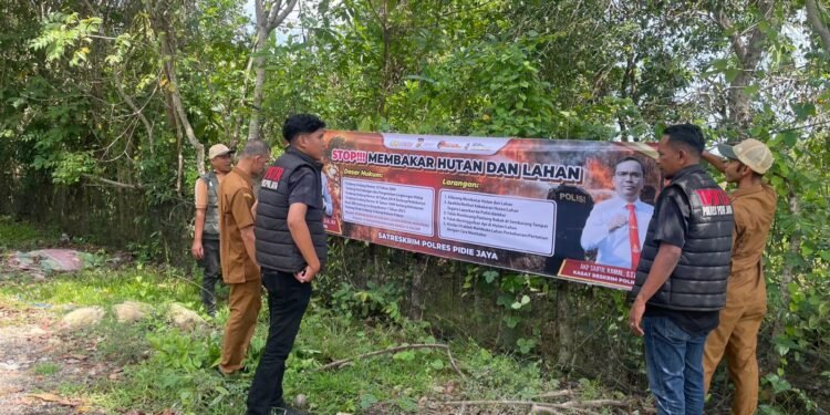 Polres Pidie Jaya Gencarkan Edukasi Karhutla, Satreskrim–DLHK Aceh Pasang Spanduk Imbauan Humanis