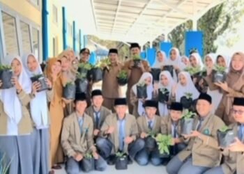 SMAN 8 Takengon Unggul Panen Tumbuhan Sayur Melalui PROKES di Sekolah