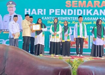 Tulis Dua Belas Buku Sastra Aceh, Kepala MIN 32 Bireuen Raih Penghargaan