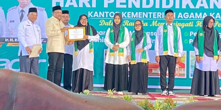 Tulis Dua Belas Buku Sastra Aceh, Kepala MIN 32 Bireuen Raih Penghargaan