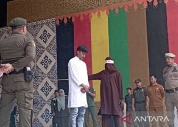 6 Pelanggar Qanun Syariat Dicambuk di Depan Publik Banda Aceh