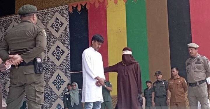 6 Pelanggar Qanun Syariat Dicambuk di Depan Publik Banda Aceh