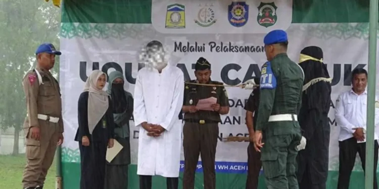 Kejari Aceh Besar Eksekusi Cambuk Tiga Terpidana Maisir