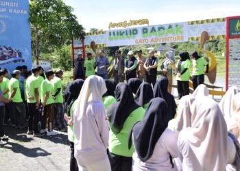 Sekda Serahkan Penghargaan API Award 2025 Kepada Pengelola Arung Jeram Lukup Badak