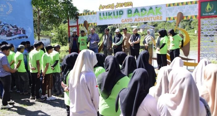 Sekda Serahkan Penghargaan API Award 2025 Kepada Pengelola Arung Jeram Lukup Badak