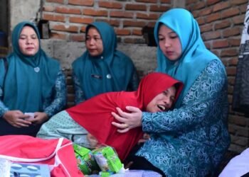 Rita Mayasari Serahkan Bantuan Sembako di Teubang Phui Montasik