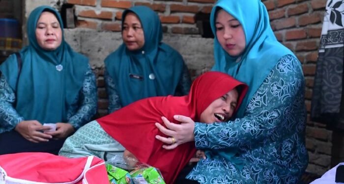 Rita Mayasari Serahkan Bantuan Sembako di Teubang Phui Montasik