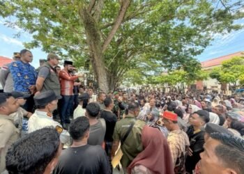 Sambut Pendemo, Bupati Al-Farlaky Jawab Lugas dan Tegas Tuntutan Massa