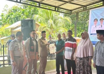 Safwandi Serahkan Ratusan Sertifikat Tanah, Warga Diminta Jaga Aset