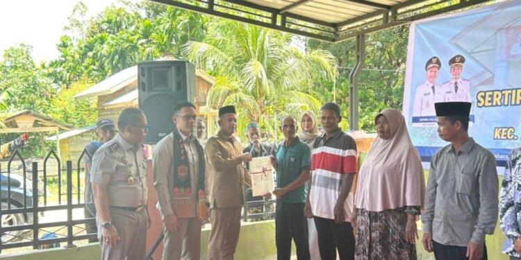 Safwandi Serahkan Ratusan Sertifikat Tanah, Warga Diminta Jaga Aset